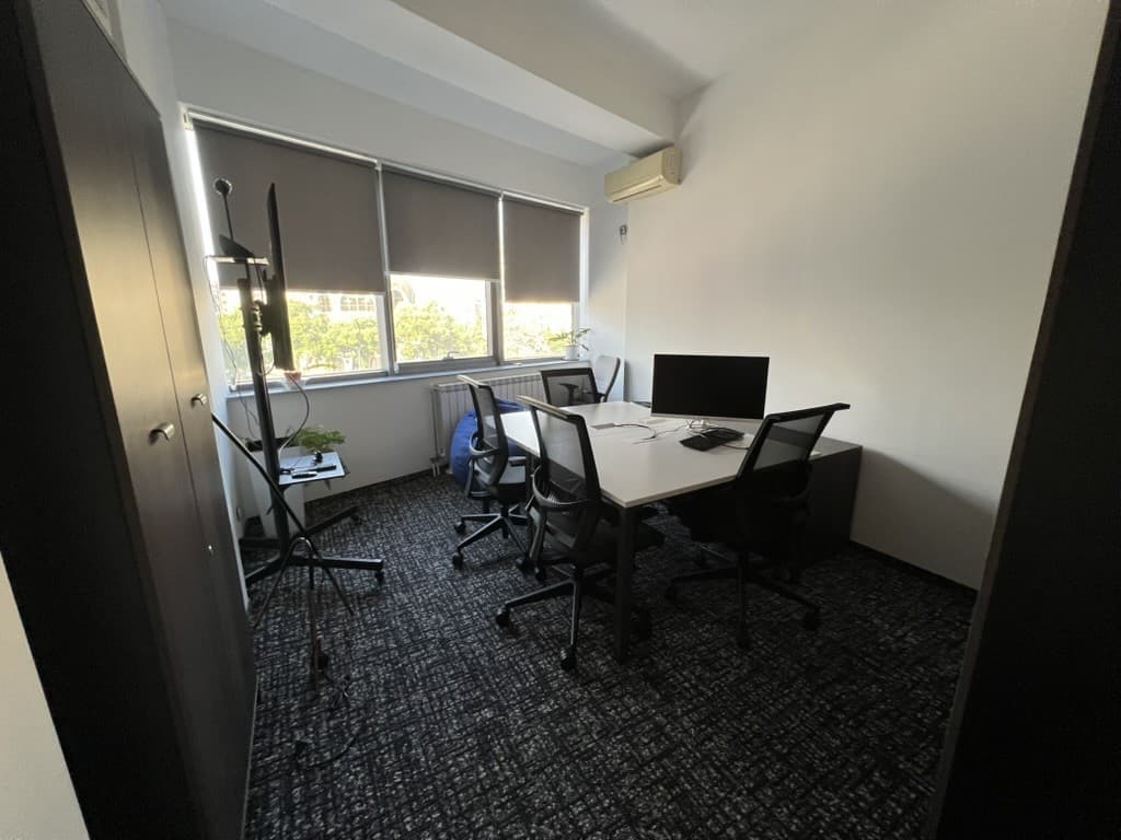 Деловен простор за продажба во Центар - 3