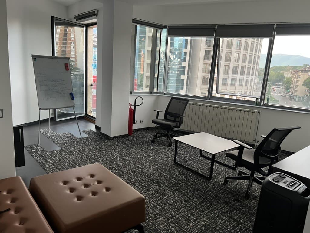 Деловен простор за продажба во Центар - 2